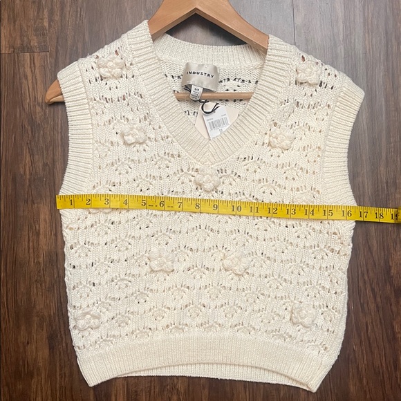 NWT Industry Ivory Flower Stitch Sleeveless knit Sweater Vest Size Small - Picture 6 of 13